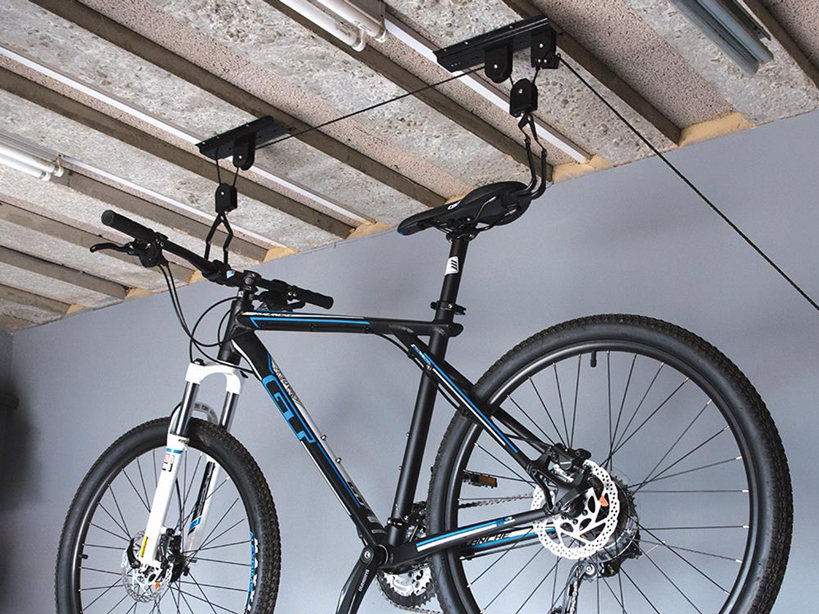 Stocker son vélo en hiver : support plafond pour vélo